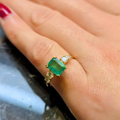 Bague 47 Bague en or jaune 18 carats avec émeraude et diamants 58 Facettes 32894