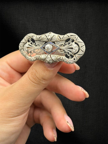 Broche Spilla « Qualcosa di Blu » Art déco en platine, diamants et saphirs 58 Facettes spilla zaffiri