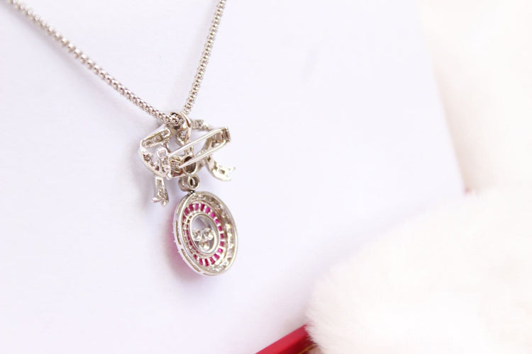 Collier Collier avec pendentif-broche nœud pavé de diamants et rubis 58 Facettes MT240099
