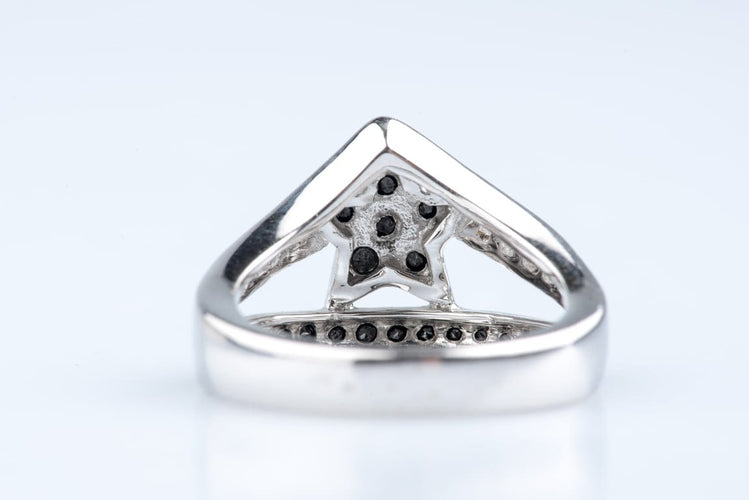 Bague 54 Bague étoile en or blanc 18K et diamants noirs et blancs 58 Facettes BG31300267-107