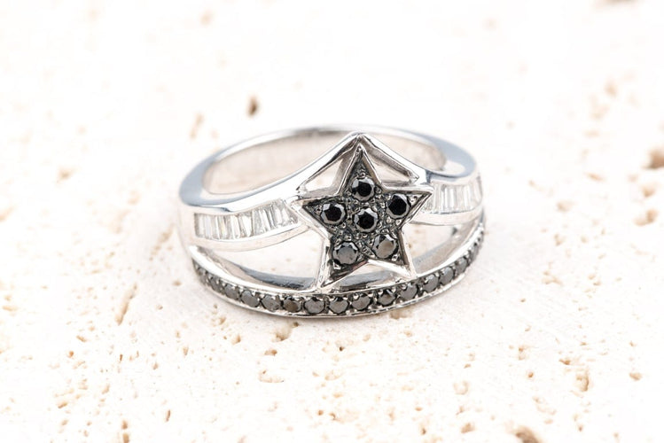Bague 54 Bague étoile en or blanc 18K et diamants noirs et blancs 58 Facettes BG31300267-107