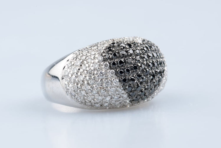 Bague 53.5 Bague dôme cœur en or blanc 18K et diamants noirs et blancs 58 Facettes BG31300347-107