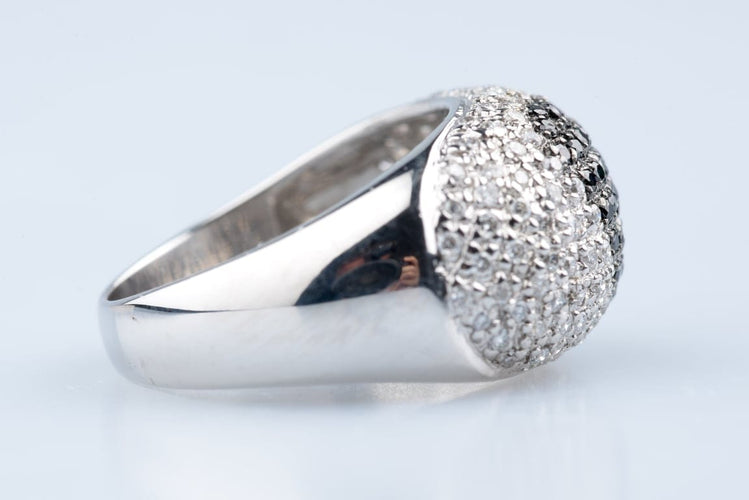 Bague 53.5 Bague dôme cœur en or blanc 18K et diamants noirs et blancs 58 Facettes BG31300347-107