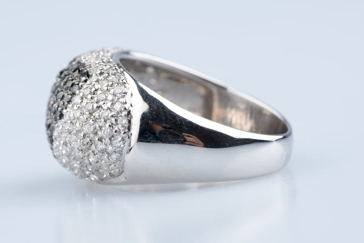 Bague 53.5 Bague dôme cœur en or blanc 18K et diamants noirs et blancs 58 Facettes BG31300347-107