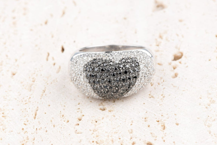 Bague 53.5 Bague dôme cœur en or blanc 18K et diamants noirs et blancs 58 Facettes BG31300347-107