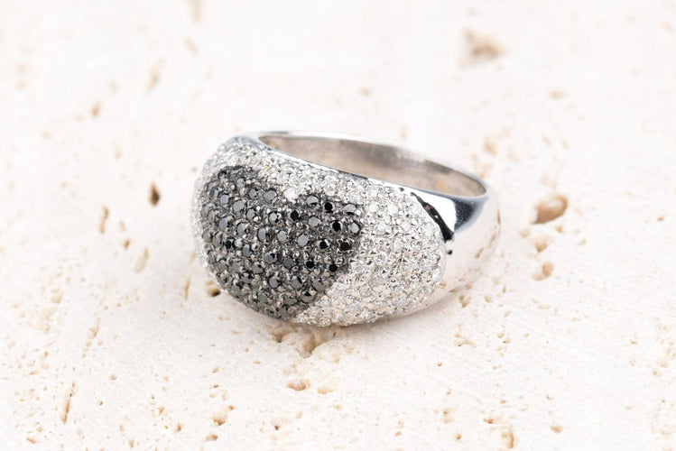 Bague 53.5 Bague dôme cœur en or blanc 18K et diamants noirs et blancs 58 Facettes BG31300347-107