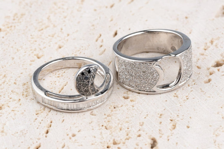 Bague 53 Bague large en or blanc 18K pavée de diamants noirs et blancs 58 Facettes BG-31300005-107