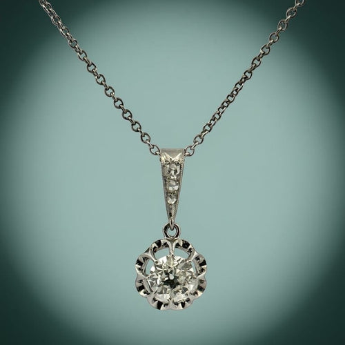 Collier Pendentif édouardien avec chaîne en or gris 18 carats et diamants 58 Facettes 90842+ ac12825