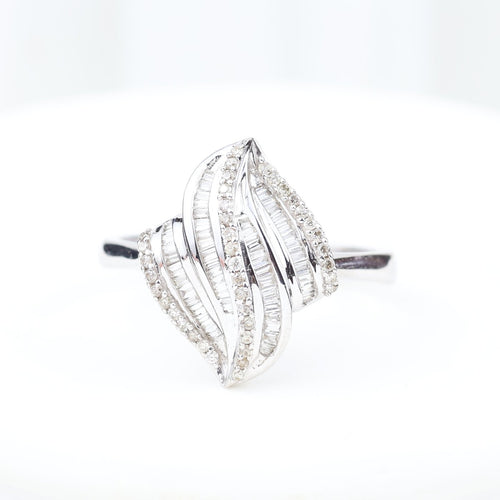 Bague 58 Bague en or blanc 18K à diamants baguette et brillants 58 Facettes 138314A
