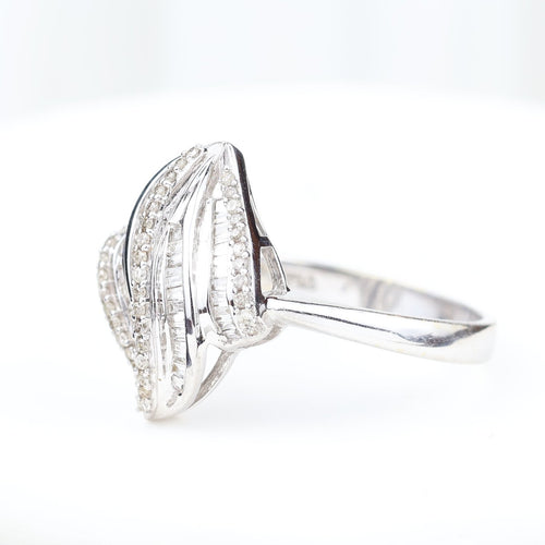 Bague 58 Bague en or blanc 18K à diamants baguette et brillants 58 Facettes 138314A