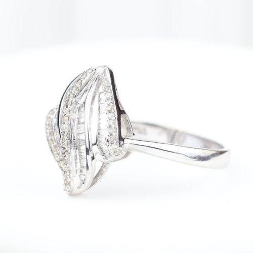 Bague 58 Bague en or blanc 18K à diamants baguette et brillants 58 Facettes 138314A