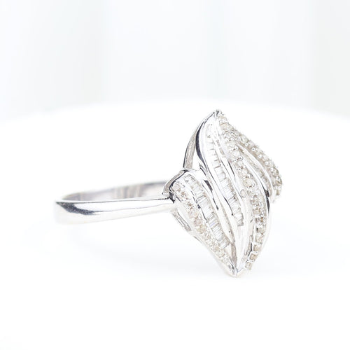 Bague 58 Bague en or blanc 18K à diamants baguette et brillants 58 Facettes 138314A