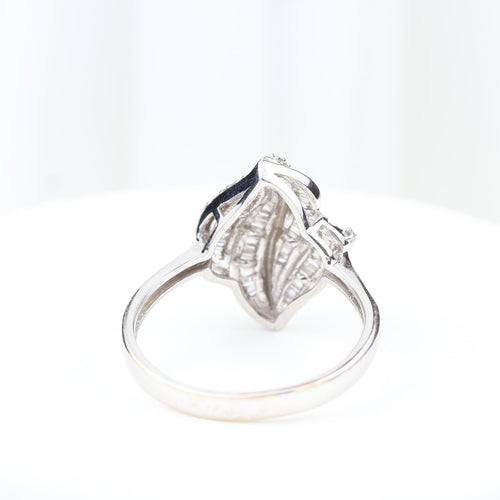 Bague 58 Bague en or blanc 18K à diamants baguette et brillants 58 Facettes 138314A