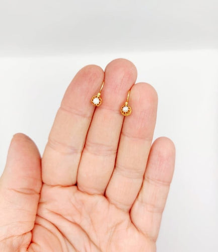 Boucles d'oreilles Dormeuses anciennes en or 18k serties d’une perle (circa 1900) 58 Facettes A06705