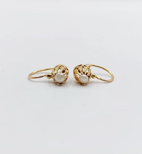 Boucles d'oreilles Dormeuses anciennes en or 18k serties d’une perle (circa 1900) 58 Facettes A06705