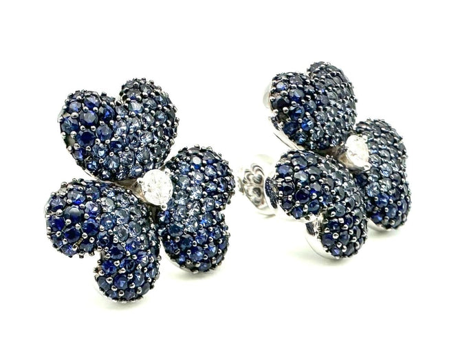 Boucles d'oreilles MOUAWAD Flower of Eternity - Boucles d’oreilles fleur en or blanc 18K saphirs et diamants 58 Facettes MOUAWAD boucles