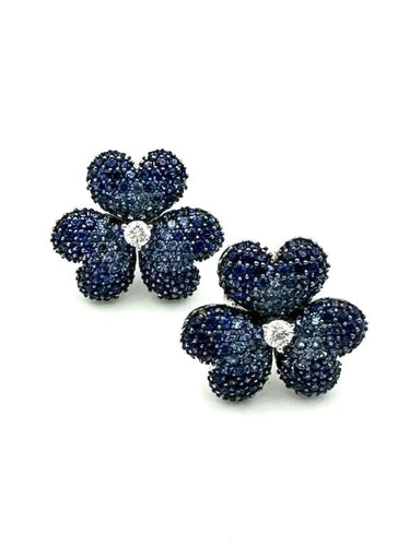 Boucles d'oreilles MOUAWAD Flower of Eternity - Boucles d’oreilles fleur en or blanc 18K saphirs et diamants 58 Facettes MOUAWAD boucles