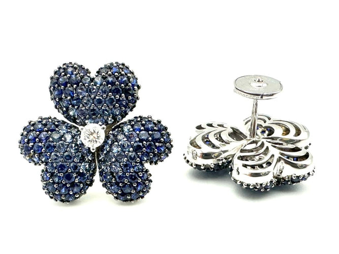 Boucles d'oreilles MOUAWAD Flower of Eternity - Boucles d’oreilles fleur en or blanc 18K saphirs et diamants 58 Facettes MOUAWAD boucles