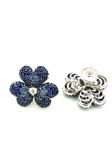 Boucles d'oreilles MOUAWAD Flower of Eternity - Boucles d’oreilles fleur en or blanc 18K saphirs et diamants 58 Facettes MOUAWAD boucles