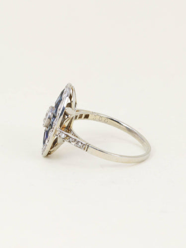 Bague 50 Bague Art déco en or blanc 18 carats, diamants et saphirs calibrés 58 Facettes 1199.8