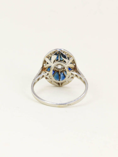 Bague 50 Bague Art déco en or blanc 18 carats, diamants et saphirs calibrés 58 Facettes 1199.8