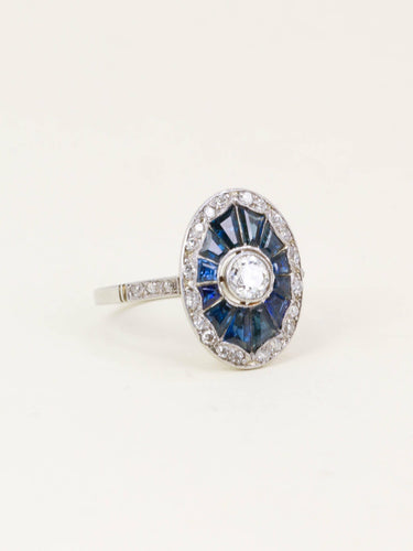 Bague 50 Bague Art déco en or blanc 18 carats, diamants et saphirs calibrés 58 Facettes 1199.8