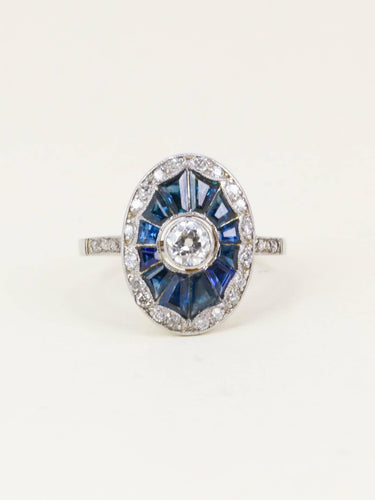 Bague 50 Bague Art déco en or blanc 18 carats, diamants et saphirs calibrés 58 Facettes 1199.8