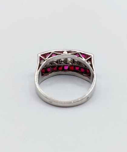 Bague 47 Bague Art déco jarretière en platine, diamants taille ancienne et rubis 58 Facettes A06711