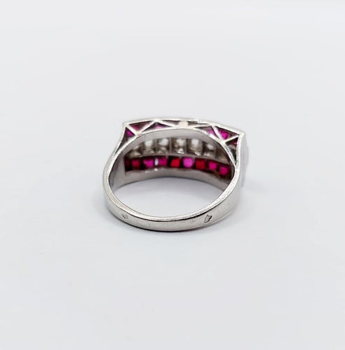 Bague 47 Bague Art déco jarretière en platine, diamants taille ancienne et rubis 58 Facettes A06711