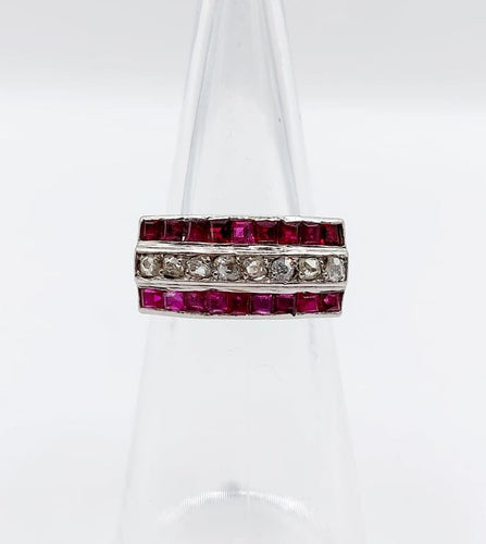 Bague 47 Bague Art déco jarretière en platine, diamants taille ancienne et rubis 58 Facettes A06711