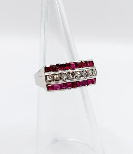 Bague 47 Bague Art déco jarretière en platine, diamants taille ancienne et rubis 58 Facettes A06711