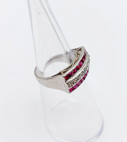 Bague 47 Bague Art déco jarretière en platine, diamants taille ancienne et rubis 58 Facettes A06711