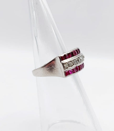Bague 47 Bague Art déco jarretière en platine, diamants taille ancienne et rubis 58 Facettes A06711