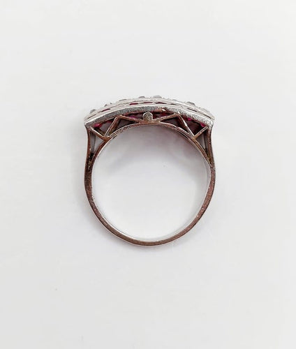 Bague 47 Bague Art déco jarretière en platine, diamants taille ancienne et rubis 58 Facettes A06711