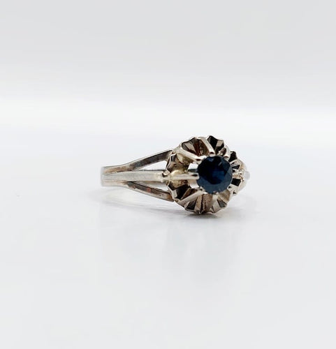 Bague 51 Bague solitaire Art déco en or blanc 18k et saphir 58 Facettes A01186