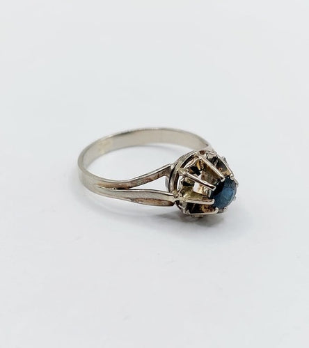 Bague 51 Bague solitaire Art déco en or blanc 18k et saphir 58 Facettes A01186