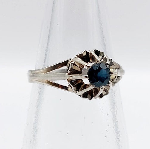Bague 51 Bague solitaire Art déco en or blanc 18k et saphir 58 Facettes A01186