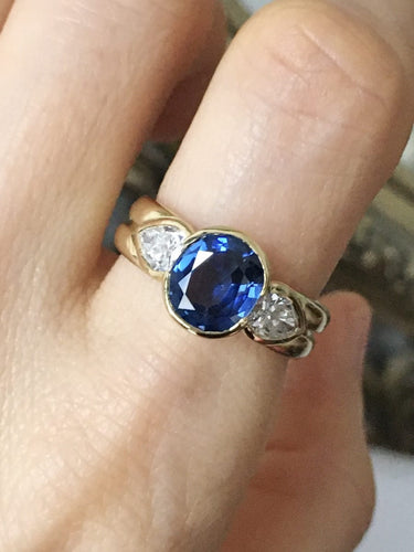 Bague 55 Bague en or jaune 18K sertie d’un saphir non chauffé et diamants 58 Facettes 237