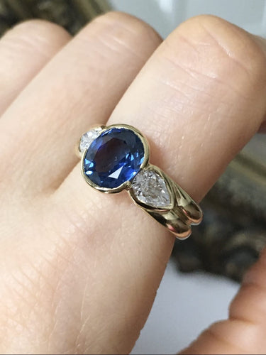 Bague 55 Bague en or jaune 18K sertie d’un saphir non chauffé et diamants 58 Facettes 237