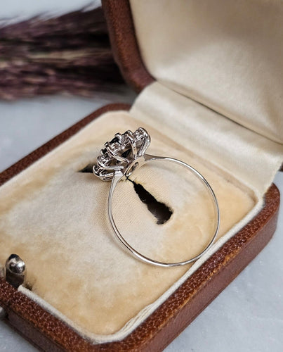 Bague 56 Bague marguerite vintage en or blanc 18 carats, saphir et diamants 58 Facettes 660