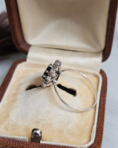 Bague 56 Bague marguerite vintage en or blanc 18 carats, saphir et diamants 58 Facettes 660