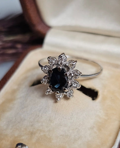 Bague 56 Bague marguerite vintage en or blanc 18 carats, saphir et diamants 58 Facettes 660