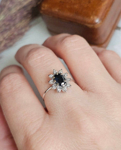 Bague 56 Bague marguerite vintage en or blanc 18 carats, saphir et diamants 58 Facettes 660