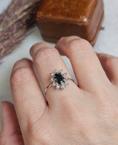 Bague 56 Bague marguerite vintage en or blanc 18 carats, saphir et diamants 58 Facettes 660