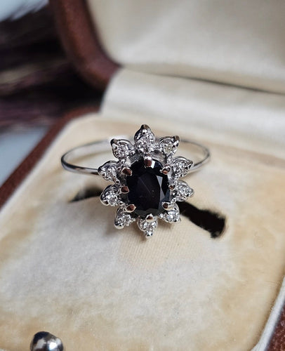 Bague 56 Bague marguerite vintage en or blanc 18 carats, saphir et diamants 58 Facettes 660