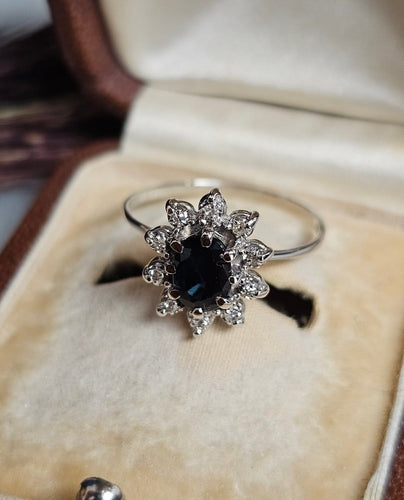 Bague 56 Bague marguerite vintage en or blanc 18 carats, saphir et diamants 58 Facettes 660