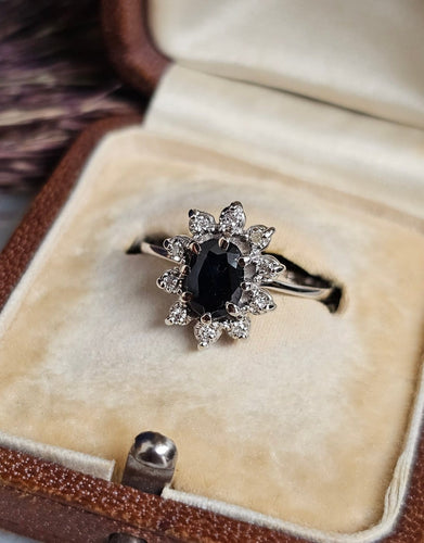 Bague 56 Bague marguerite vintage en or blanc 18 carats, saphir et diamants 58 Facettes 660