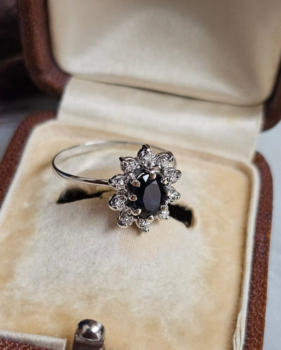 Bague 56 Bague marguerite vintage en or blanc 18 carats, saphir et diamants 58 Facettes 660
