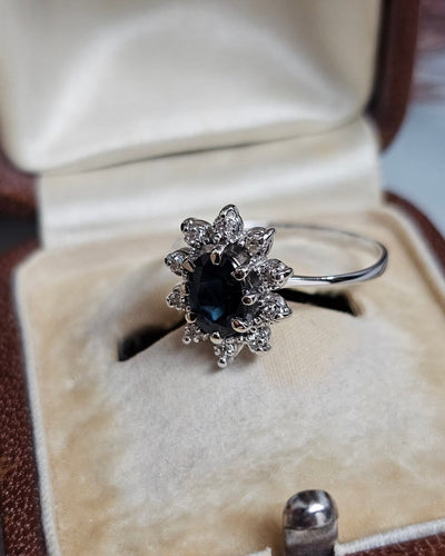 Bague 56 Bague marguerite vintage en or blanc 18 carats, saphir et diamants 58 Facettes 660