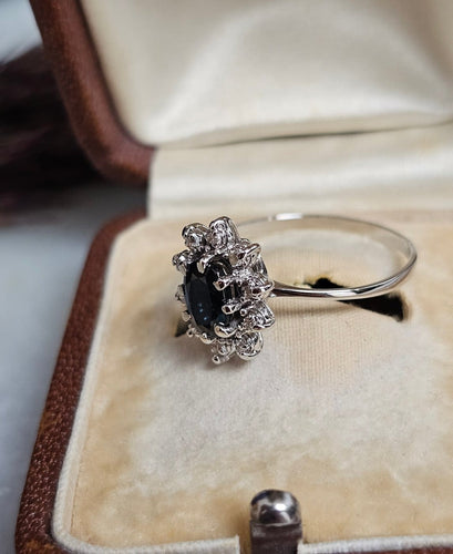 Bague 56 Bague marguerite vintage en or blanc 18 carats, saphir et diamants 58 Facettes 660